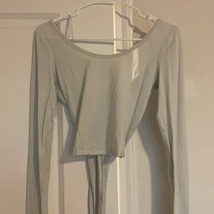 Lululemon it’s a tie long sleeve. Size 2. Pastel green